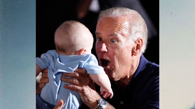 Biden sostiene a un bebé durante un evento de campaña en Eau Claire, Wisconsin, en septiembre de 2012.