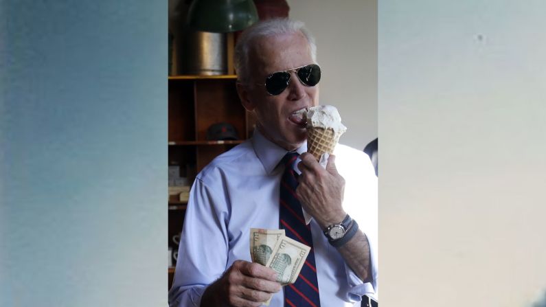 Biden se prepara para pagar un helado en Portland, Oregon, en octubre de 2014. Él estaba en Portland haciendo campaña para el senador estadounidense Jeff Merkley.