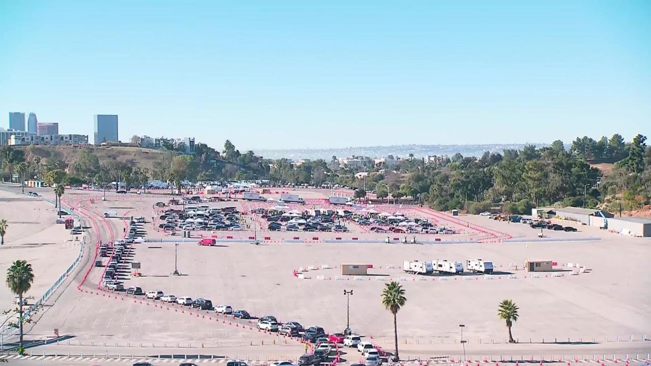 CNNE 940696 - 12-000 personas al dia seran vacunadas en el estadio de los dodgers