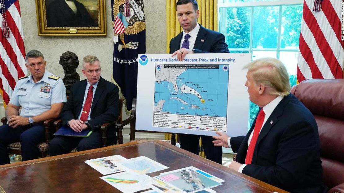 Trump hace referencia a un mapa en poder del secretario interino de Seguridad Nacional, Kevin McAleenan, mientras habla con los periodistas sobre el huracán Dorian en la Oficina Oval de la Casa Blanca el 4 de septiembre de 2019 en Washington.