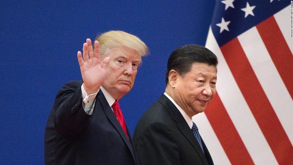 El presidente de Estados Unidos, Donald Trump, y el presidente de China, Xi Jinping, abandonan un evento de líderes empresariales en el Gran Salón del Pueblo en Beijing el 9 de noviembre de 2017.