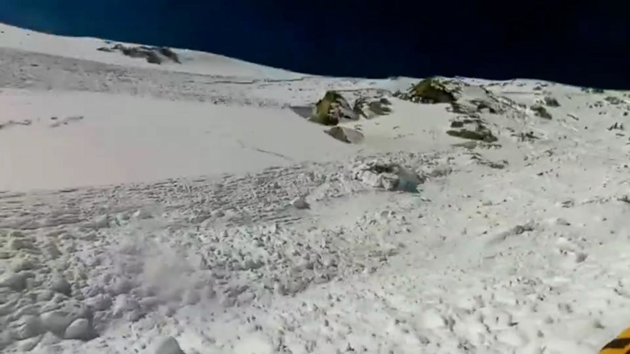 CNNE 940902 - sobrevive a una avalancha mientras hacia snowboard