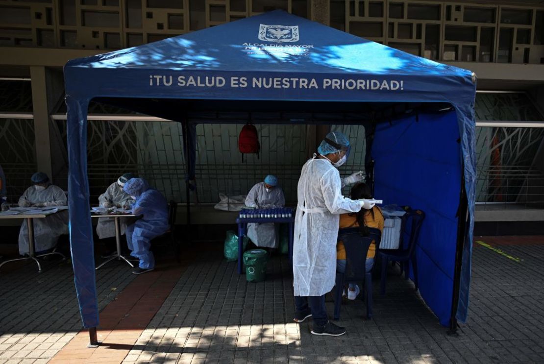 Un trabajador médico recolecta muestras de covid-19 en Bogotá el 16 de enero.