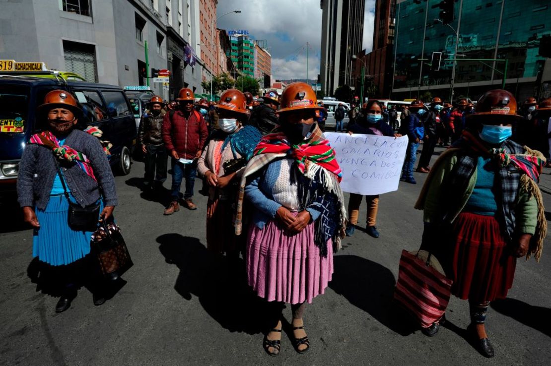 Trabajadores mineros en Bolivia demandan el pago de sus salarios a pesar de las restricciones de eventos masivos debido a la pandemia en La Paz, el 11 de enero.