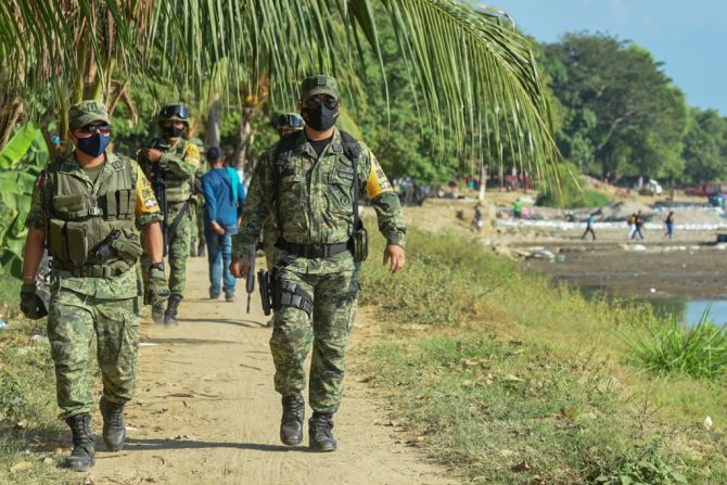El gobierno mexicano dijo que no permitiría la "entrada ilegal" de caravanas migrantes y envió 500 funcionarios de inmigración a Chiapas y Tabasco.