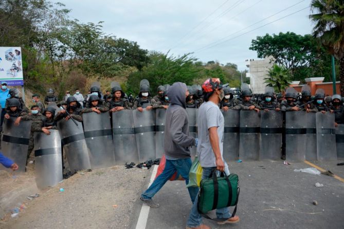 Soldados del Ejército de Guatemala bloquean el paso a los migrantes hondureños. Honduras pidió a Guatemala "investigar y esclarecer" los incidentes registrados entre fuerzas de seguridad guatemaltecas e integrantes de la caravana migrante el domingo.