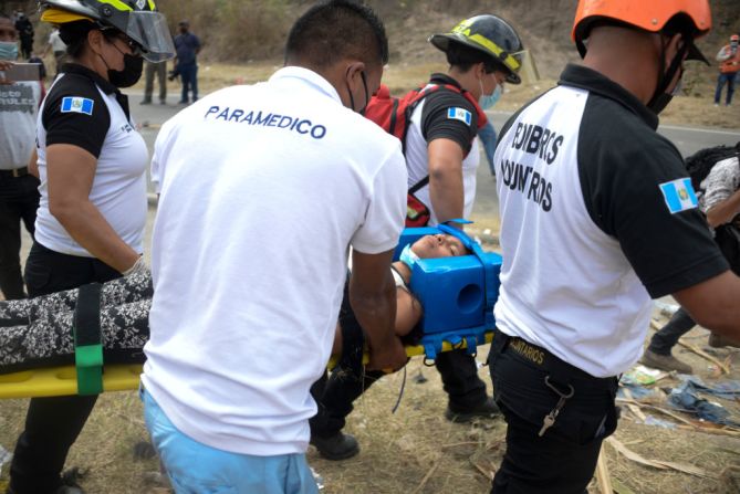 Una migrante hondureña que sufrió insolación es trasladada por voluntarios en Vado Hondo, Guatemala.