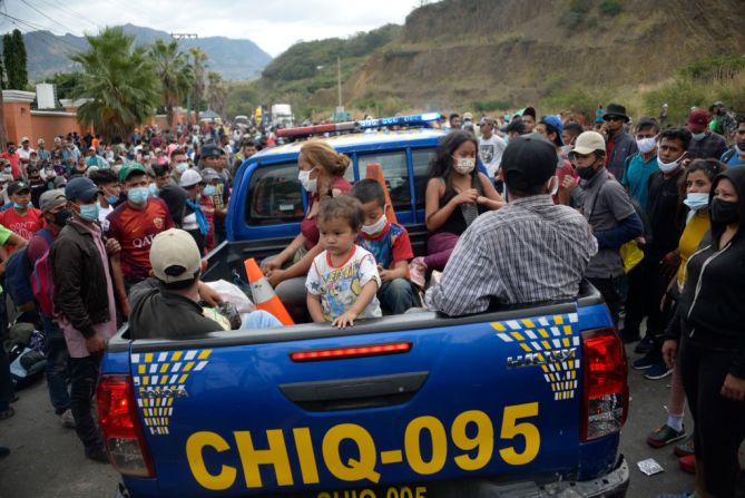 Migrantes retornan voluntariamente a Honduras en una patrulla de policía.