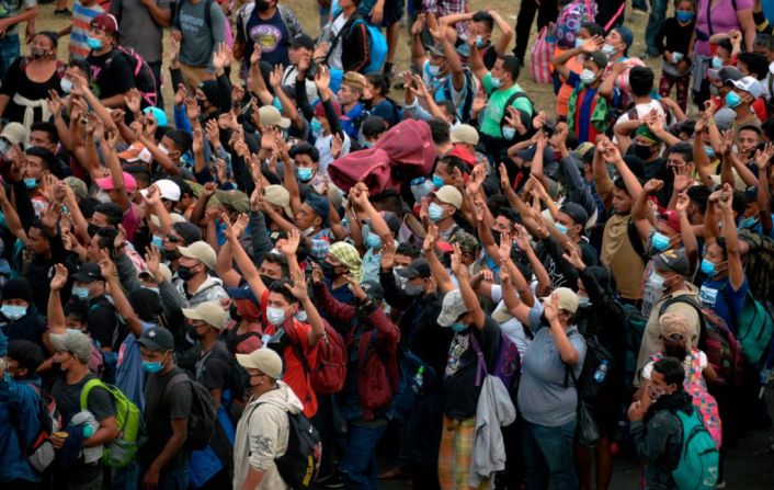 Desde el viernes, los miles de migrantes hondureños ingresaron a Guatemala por la frontera de El Florido.