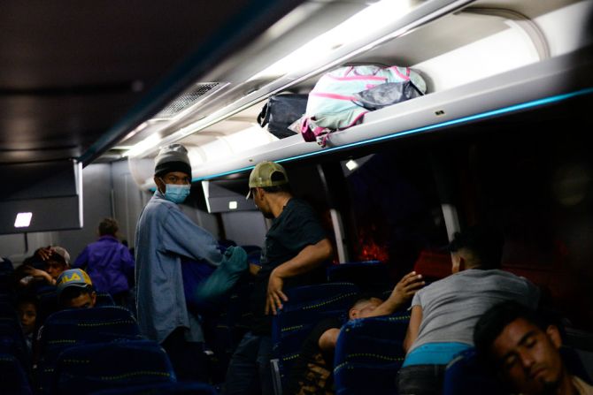 Migrantes hondureños que se dirigían a Estados Unidos en la caravana regresan voluntariamente en bus a Honduras.