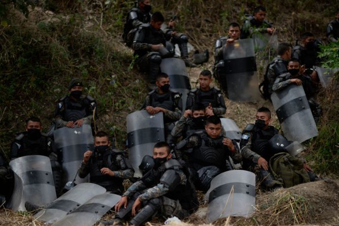 Soldados guatemaltecos descansan tras la confrontación con los migrantes de la caravana en Vado Hondo.
