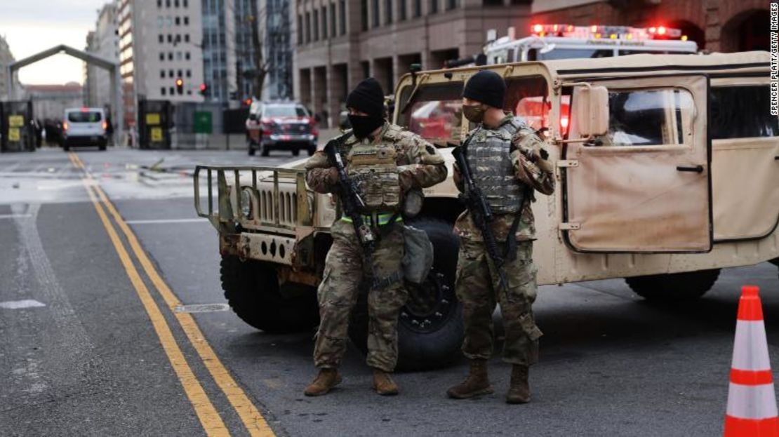 Los miembros de la Guardia Nacional vigilan el domingo en una calle de Washington.