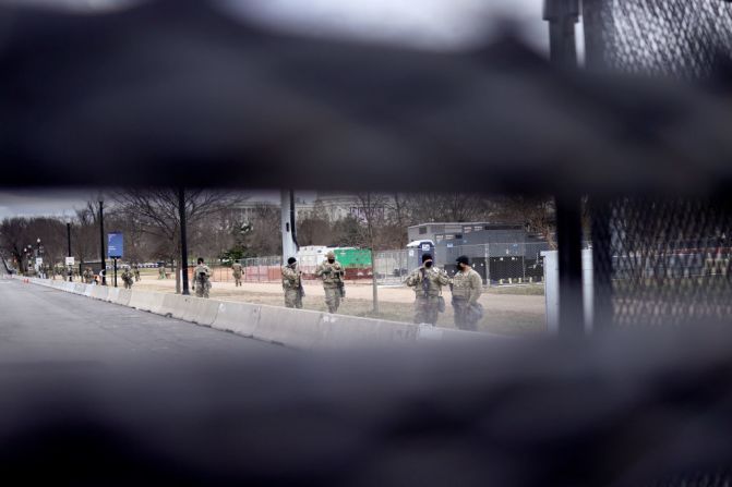 Los miembros de la Guardia Nacional apostados más allá de una valla de seguridad cerca del Capitolio de Estados Unidos, el 17 de enero de 2021 en Washington.