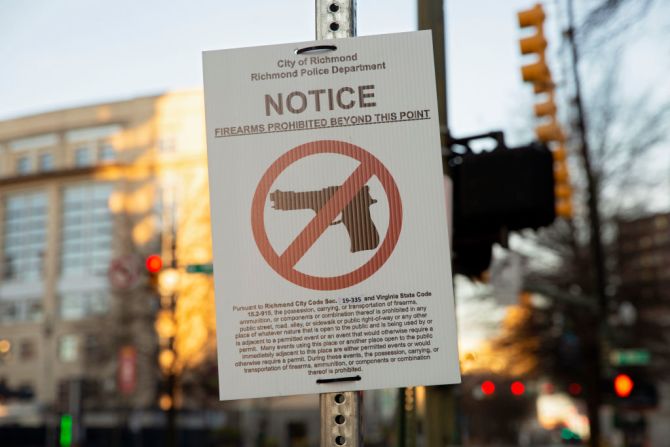 En Richmond, Virginia, hay carteles que prohiben el porte de armas de fuego de cara a protestas que se organizaron el fin de semana previo a la toma de posesión de Biden.
