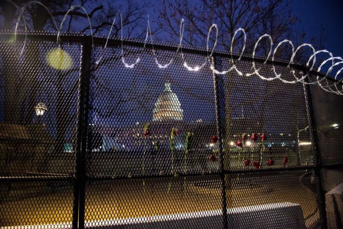 Una cerca fue instalada rodeando los terrenos del Capitolio, el pasado 15 de enero, debido a las amenazas a la seguridad tras el ataque al Capitolio, el 6 de enero.