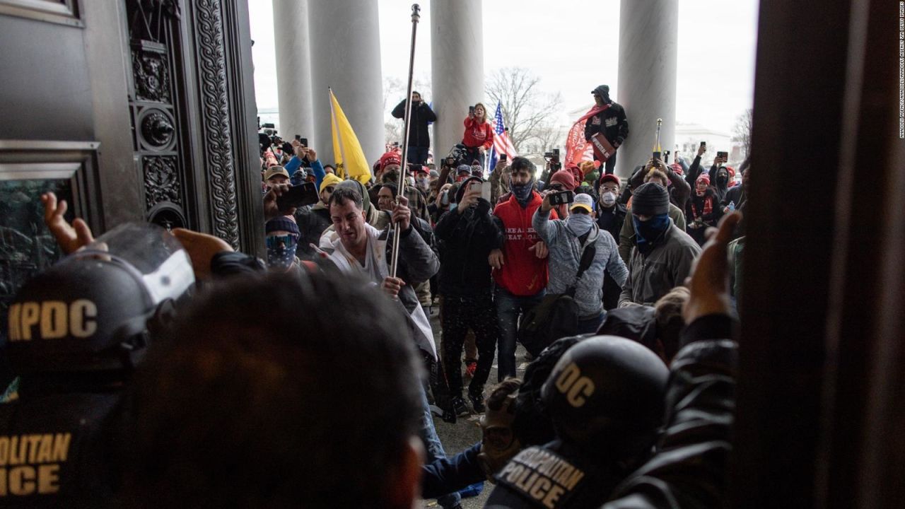 CNNE 941209 - nuevas imagenes perturbadoras del ataque al capitolio