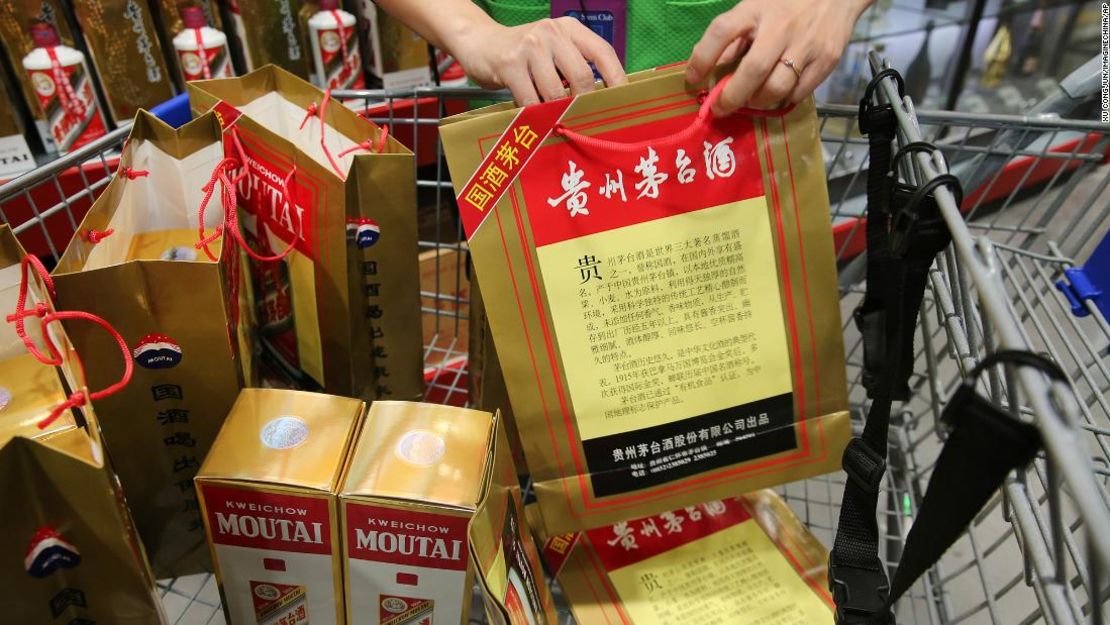 Un empleado pone en exposición botellas de Kweichow Moutai en un supermercado en la ciudad de Nantong, en la provincia china de Jiangsu, en 2018.