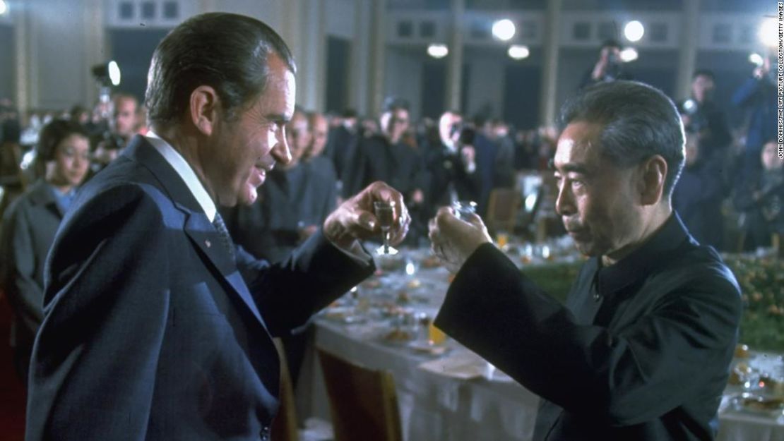 El presidente Richard Nixon brinda con el primer ministro Zhou Enlai en un banquete en China en 1972.