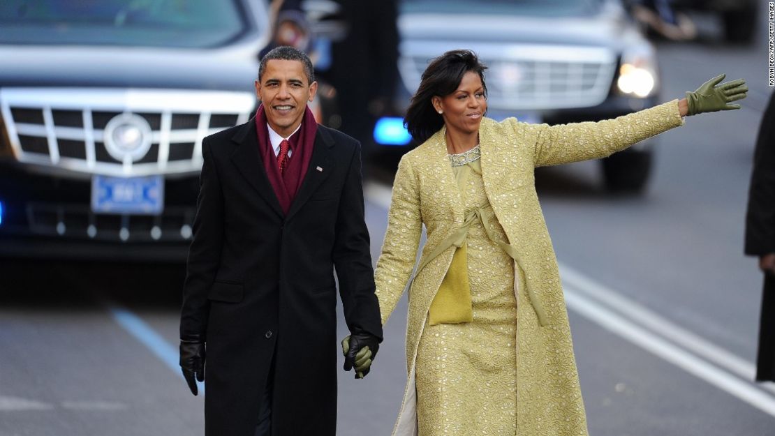 El presidente Barack Obama y la primera dama Michelle Obama caminan en el desfile de toma de posesión de 2009.