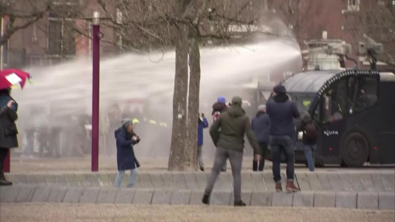 CNNE 941435 - policia holandesa dispersa protesta con canones de agua