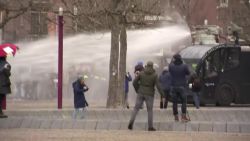 CNNE 941435 - policia holandesa dispersa protesta con canones de agua