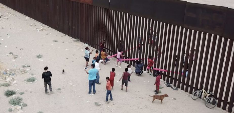 El Ganador del Premio de Diseño Beazley 2020, el "Teeter-Totter Wall", fue diseñado por Ronald Rael y Virginia San Fratello con Colectivo Chopeke.