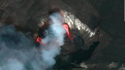 CNNE 941731 - mira este lago de lava en la cima del volcan kilauea