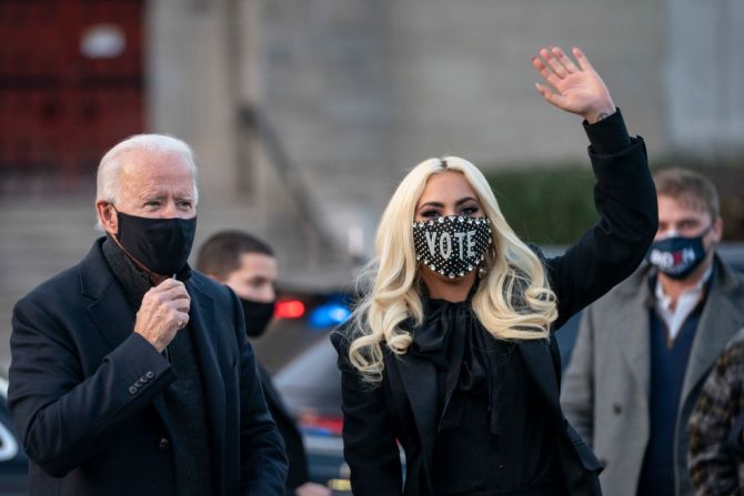 Lady Gaga, quien hizo campaña con Biden durante la candidatura presidencial, interpretará el himno nacional durante la toma de posesión del presidente electo. Lady Gaga encabezará junto a Jennifer López la ceremonia de juramentación.