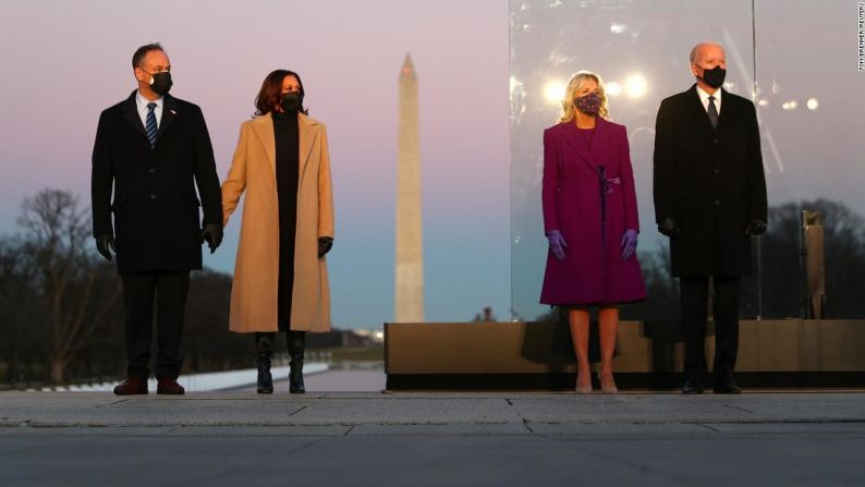 El presidente electo Joe Biden y la vicepresidenta electa Kamala Harris asisten el martes 19 de enero a un homenaje a las víctimas de covid-19 en el Monumento a Lincoln, en la ciudad de Washington. A ellos se unieron sus cónyuges, Jill Biden y Doug Emhoff, respectivamente.