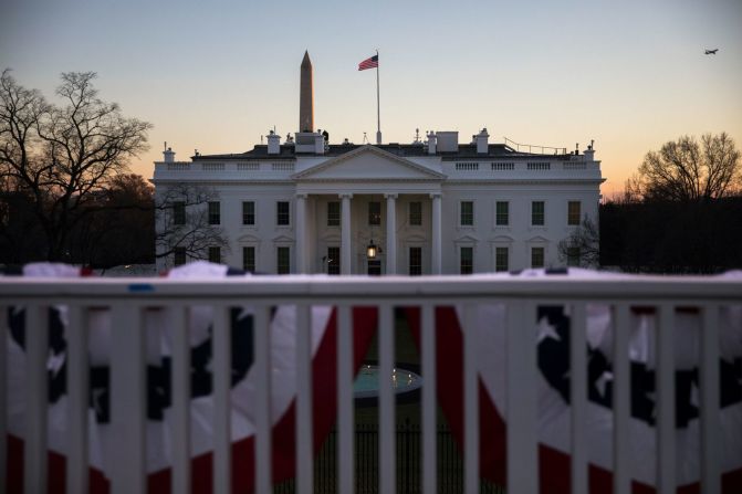 El sol se pone sobre la Casa Blanca el 19 de enero, la última noche de la presidencia de Donald Trump.