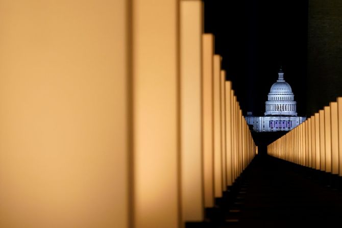 400 luces iluminan la Piscina Reflectante del Monumento a Lincoln en homenaje a las más de 400.000 personas que han muerto a causa del covid-19 en Estados Unidos.