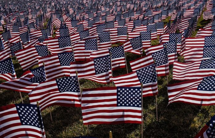 La Explanada de Washington se llena con banderas decorativas el martes 19 de enero. El Comité Inaugural Presidencial plantó más de 191.500 banderas en el lugar para representar a las personas que no pueden asistir a la toma de posesión.