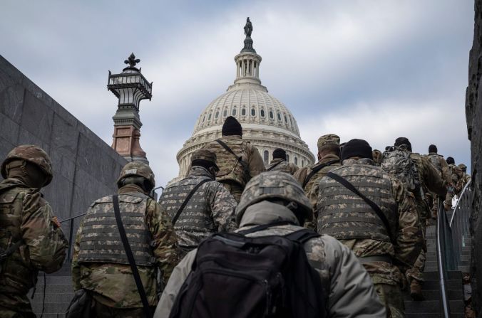 Miembros de la Guardia Nacional caminan por los terrenos del Capitolio de Estados Unidos el 19 de enero. El Pentágono autorizó hasta 25.000 soldados de la Guardia Nacional para ayudar a asegurar la toma de posesión.