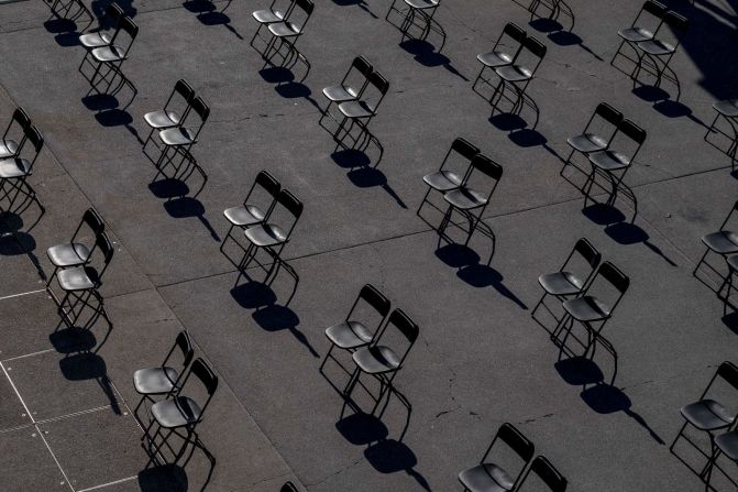 Las sillas se organizaron en el Capitolio para que las figuras destacadas que asistirán a la toma de posesión mantengan el distanciamiento social durante el evento.