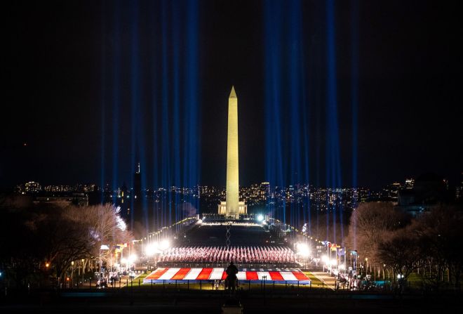 Luces se exhiben sobre el la Explanada de Washington el lunes 18 de enero, para rendir homenaje a todos los estadounidenses que han muerto por covid-19.