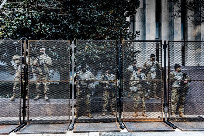Miembros de la Guardia Nacional ubicados dentro de un perímetro de seguridad que rodea el Capitolio, la Casa Blanca y la Explanada de Washington.