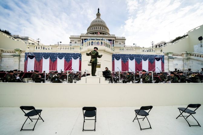 La banda de Infantería de Marina de EE.UU. ensaya el lunes 18 de enero en el frente oeste del Capitolio. Aquí es donde tradicionalmente se ha realizado la ceremonia de juramento desde que Ronald Reagan juró al cargo en 1981.