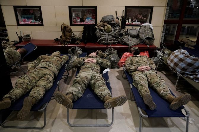 Miembros de la Guardia Nacional duermen dentro del Centro de Visitantes del Capitolio el lunes 18 de enero.