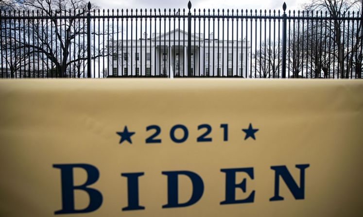 Un letrero de la toma de posesión de Biden se ve fuera de la Casa Blanca el lunes 18 de enero.