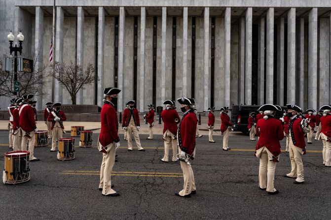La banda Old Guard Fife and Drum Corps del Ejército de EE.UU. se prepara para participar en un ensayo el 18 de enero.