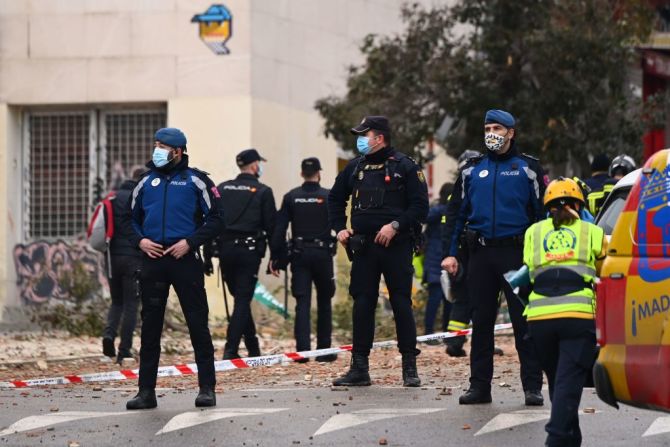 Policías y guardias custodian el lugar de la explosión en el centro de Madrid.