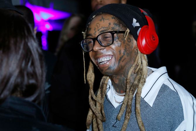 El rapero Lil Wayne recibió un indulto de Trump. Wayne se declaró culpable de un cargo de posesión de armas en Miami.