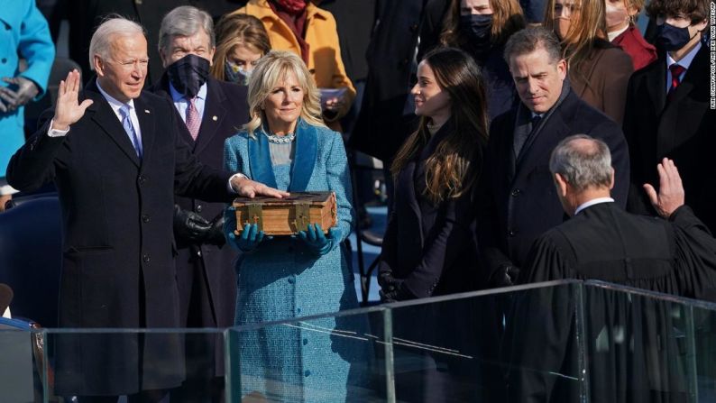 Joe Biden jura como presidente de EE.UU. ante el presidente de la Corte Suprema John Roberts el miércoles 20 de enero. La esposa de Biden, Jill, sostiene la Biblia. Sus hijos Ashley y Hunter están a la derecha.