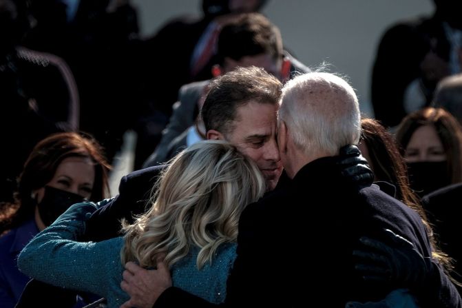 La familia Biden comparte un abrazo en la toma de posesión.