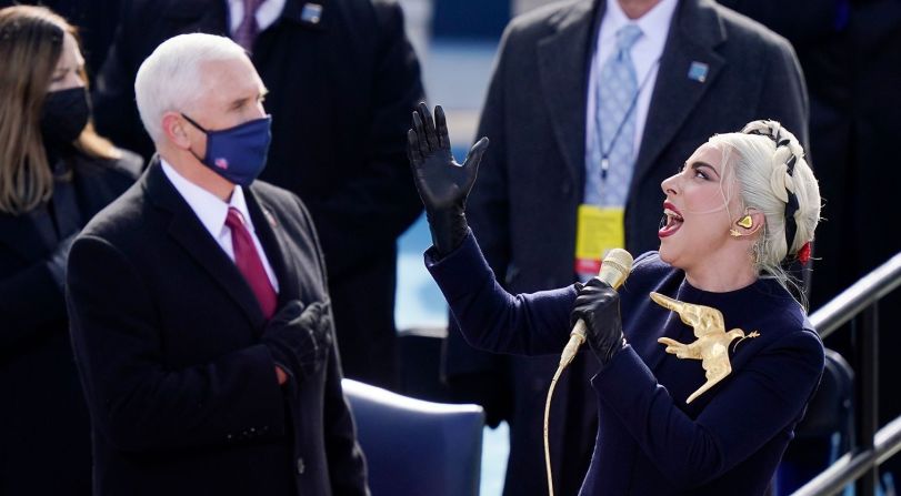 Lady Gaga canta el Himno Nacional frente al vicepresidente Mike Pence antes de que Harris y Biden hicieran sus respectivos juramentos.