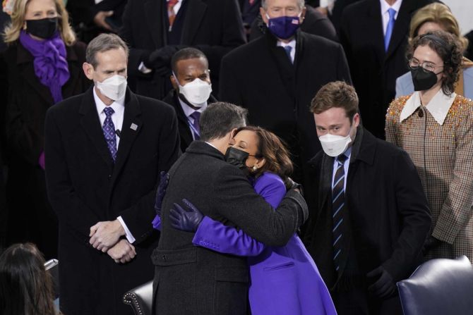 Kamala Harris abraza a su esposo antes de jurar como vicepresidenta.