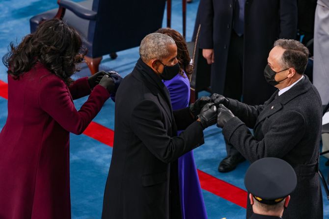 Kamala Harris y su esposo saludan al expresidente Obama y a la ex primera dama Michelle Obama antes de la ceremonia.