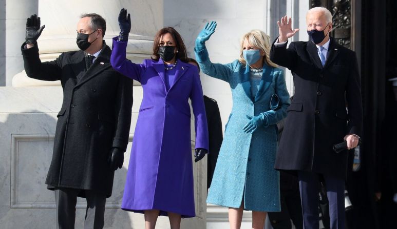 Biden y Harris, junto a sus esposos, saludan fuera del Capitolio.