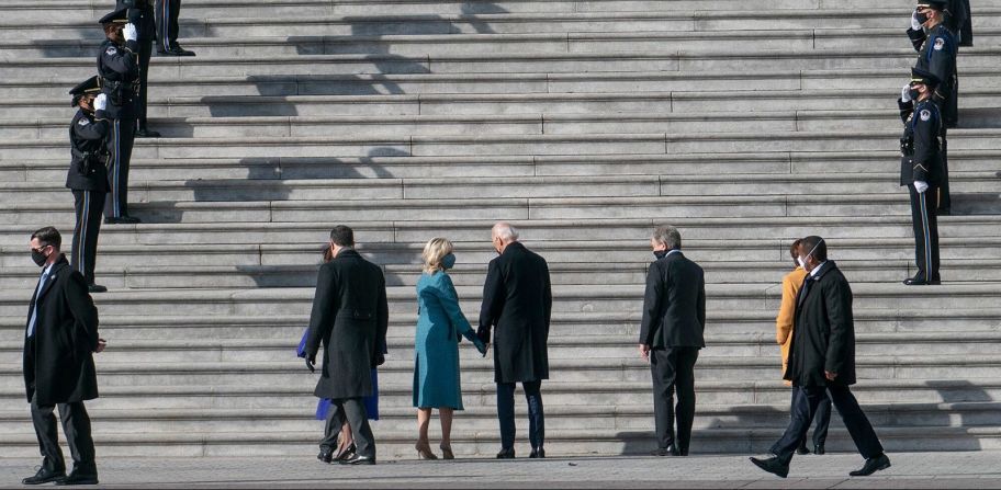 Los Biden se toman de la mano antes de subir los escalones del Capitolio el miércoles 20 de enero.