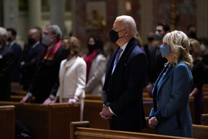 Los Biden asisten a una misa el miércoles 20 de enero en la Catedral de San Mateo Apóstol en la ciudad de Washington.